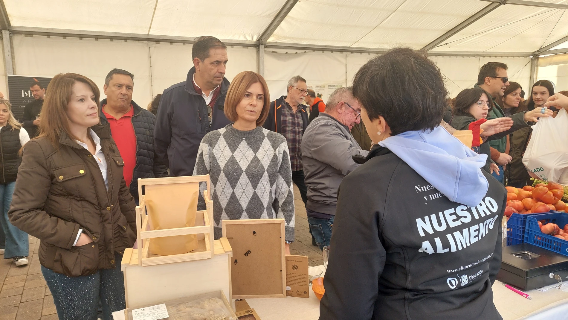 La vicepresidenta segunda de la Diputación de Segovia, Magdalena Rodríguez, recorre la feria junto a la alcaldesa de Navafría, Jennifer Berzal,