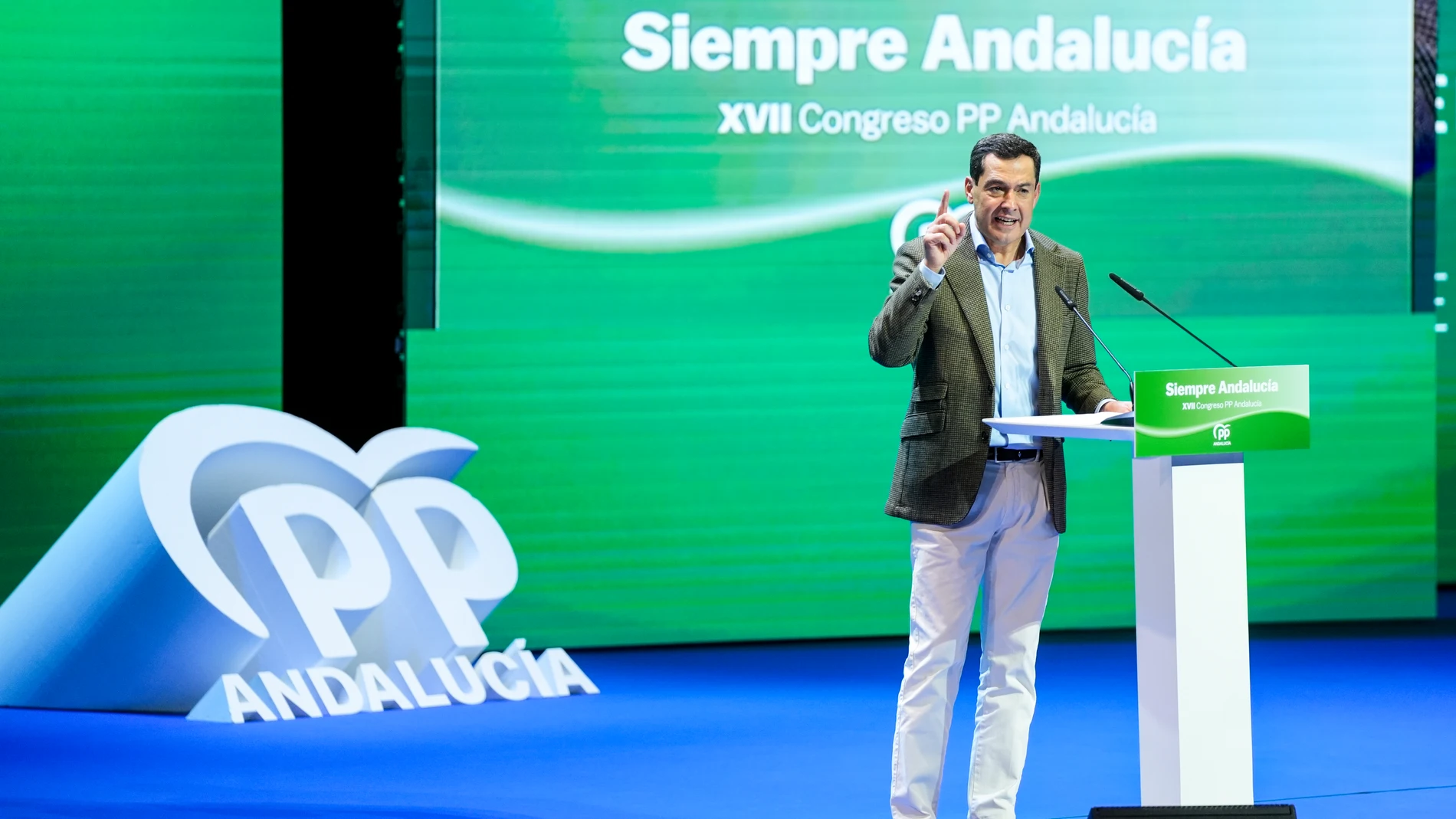 El presidente de la Junta de Andalucía y del PP-A, Juanma Moreno, durante el congreso del PP-A. A 9 de noviembre de 2025. Tercera, y última, jornada del XVII Congreso del PP-A, que incluye la intervención de los presidente del PP, Albero Nuñez Feijoo, y del presidente de la Junta y del PP-A, Juanma Moreno. 09 NOVIEMBRE 2025 Joaquin Corchero / Europa Press 09/11/2025