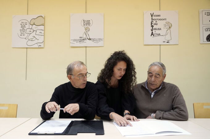 Alfonso Revuelta y Carlos Fernández, vecinos de Villanubla (Valladolid), participan junto a Sandra Martínez, terapeuta de Fundación Hospitalarias Valladolid, en un programa de detección precoz del deterioro cognitivo