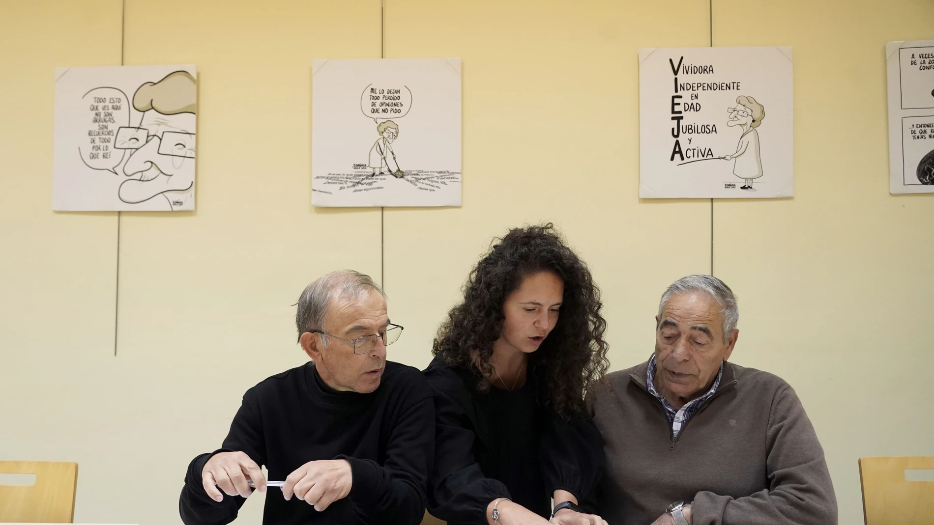 Alfonso Revuelta y Carlos Fernández, vecinos de Villanubla (Valladolid), participan junto a Sandra Martínez, terapeuta de Fundación Hospitalarias Valladolid, en un programa de detección precoz del deterioro cognitivo