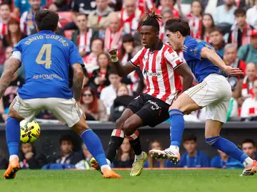 ATHLETIC - OVIEDO BILBAO, 09/11/2025.- El defensa del Real Oviedo Nacho Vidal (D) disputa un balón con el delantero del Athletic Nico Williams (2d) durante el partido de la jornada 12 de Liga disputado este domingo en el estadio de San Mamés. EFE/Miguel Toña