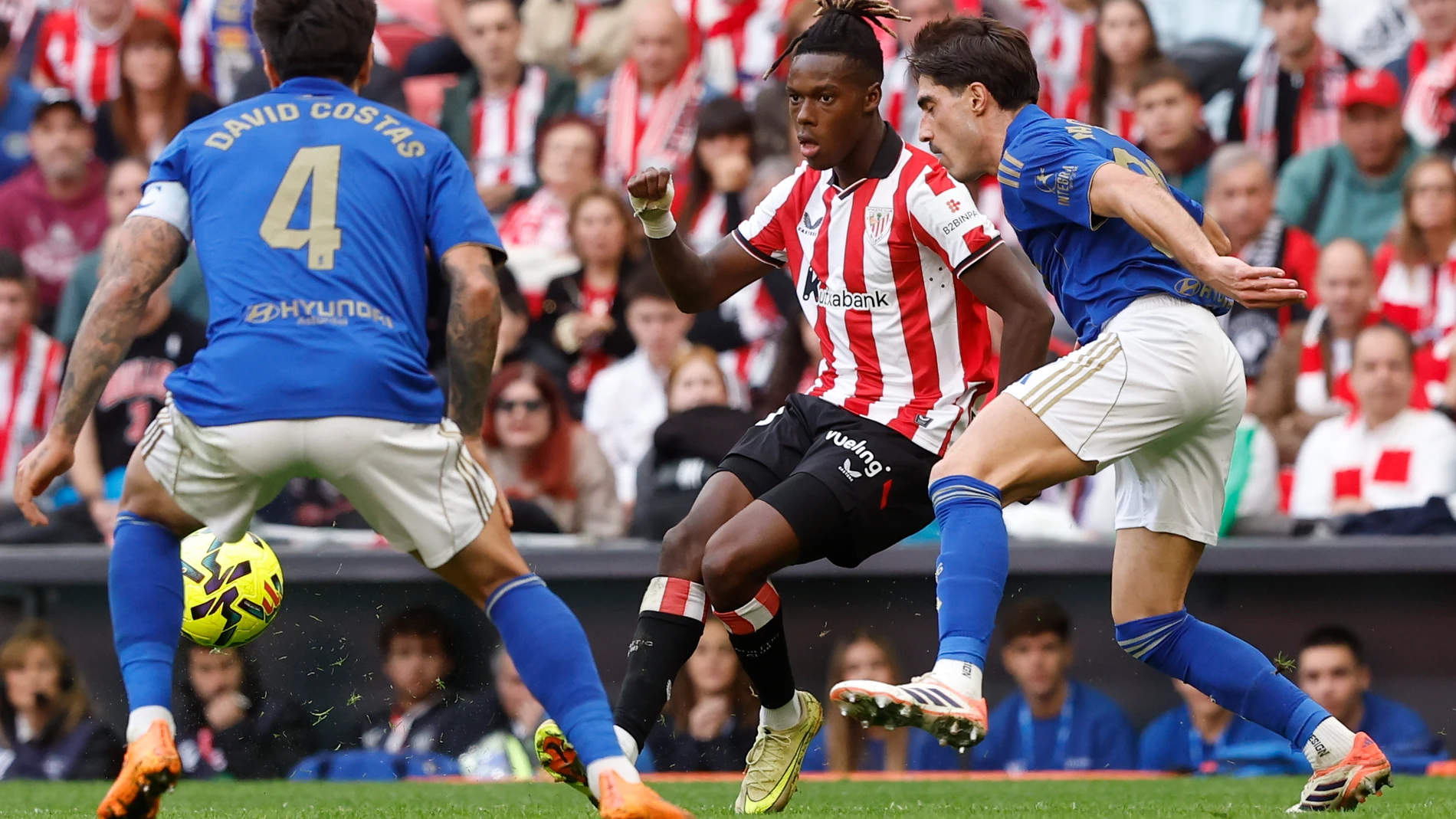 BILBAO, 09/11/2025.- El defensa del Real Oviedo Nacho Vidal (D) disputa un balón con el delantero del Athletic Nico Williams (2d) durante el partido de la jornada 12 de Liga disputado este domingo en el estadio de San Mamés. EFE/Miguel Toña
