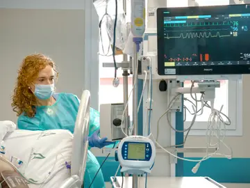 Sevilla.-El Hospital Virgen del Rocío impulsa la excelencia en los cuidados enfermeros Una sanitaria proporciona cuidados de enfermería a un paciente ingresado en el centro hospitalario. REMITIDA / HANDOUT por HUVR Fotografía remitida a medios de comunicación exclusivamente para ilustrar la noticia a la que hace referencia la imagen, y citando la procedencia de la imagen en la firma 07/11/2025