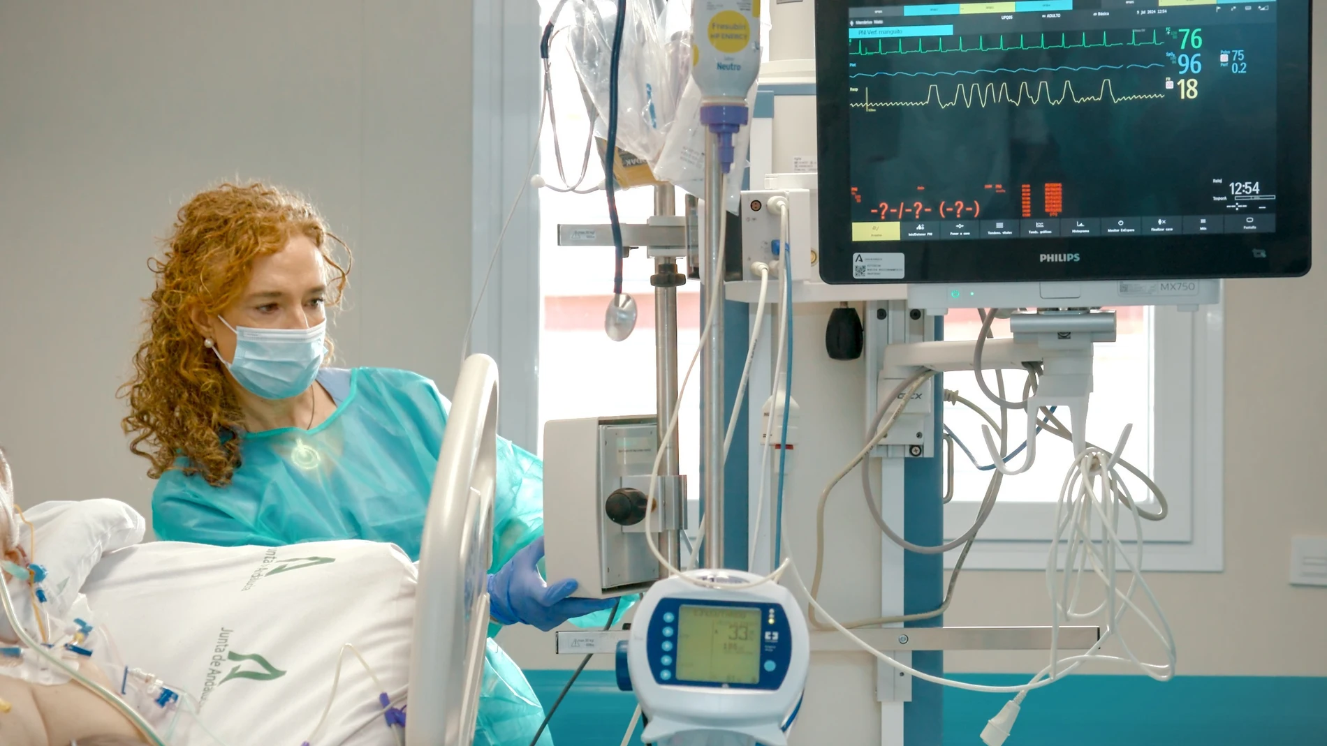 Una sanitaria proporciona cuidados de enfermería a un paciente ingresado en el centro hospitalario. REMITIDA / HANDOUT por HUVR Fotografía remitida a medios de comunicación exclusivamente para ilustrar la noticia a la que hace referencia la imagen, y citando la procedencia de la imagen en la firma 07/11/2025