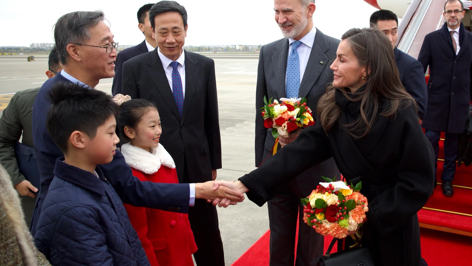 CHENGDÚ, 10/11/2025.- Los reyes de España llegaron en la mañana de este lunes a Chengdú, capital de la provincia de Sichuan, donde este martes comenzarán su agenda oficial de la visita de Estado de tres días a China y en la que se trasladarán también a Pekín. EFE/ Casa Real - SOLO USO EDITORIAL/SOLO DISPONIBLE PARA ILUSTRAR LA NOTICIA QUE ACOMPAÑA (CRÉDITO OBLIGATORIO) -