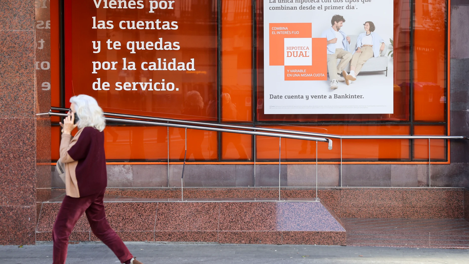 GRAFCAV6245. BILBAO, 10/11/2025.- Un cartel en una entidad bancaria anuncia hipotecas este lunes. El importe medio de una hipoteca para la compra de vivienda ha pasado en una década, entre agosto de 2015 y el mismo mes de este año, de algo más de 100.000 euros a cerca de 170.000, una subida de casi el 63 %, porcentaje que en algunas comunidades autónomas, como Madrid y Andalucía, se ha disparado por encima del 70 %. EFE/Luis Tejido