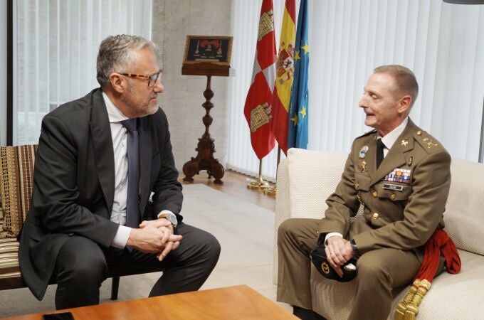 El presidente de las Cortes, Carlos Pollán, recibe al jefe de la IV Subinspección del Ejército y comandante militar de Valladolid y Palencia, el general Francisco Javier Calero Perea, que se despide y pasa a asumir el mando de la Brigada Aragón I, con sede en Zaragoza