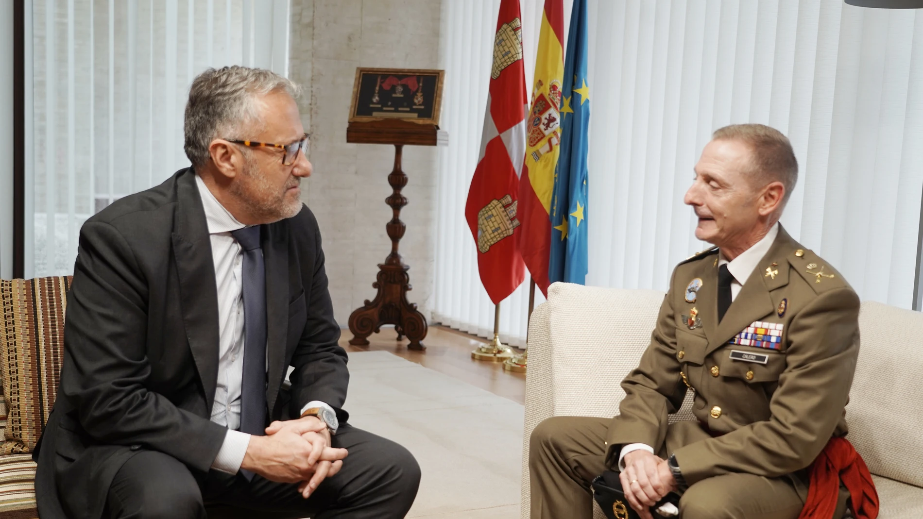 El presidente de las Cortes, Carlos Pollán, recibe al jefe de la IV Subinspección del Ejército y comandante militar de Valladolid y Palencia, el general Francisco Javier Calero Perea, que se despide y pasa a asumir el mando de la Brigada Aragón I, con sede en Zaragoza