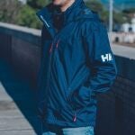 Dicen que cuando pruebas una Helly Hansen ya no vuelves a otra. Esta chaqueta explica por qué Dicen que cuando pruebas una Helly Hansen ya no vuelves a otra. Esta chaqueta explica por qué