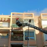 Bomberos trabajan en la extinción de un incendio en una vivienda de Alameda de Capuchinos, en Murcia