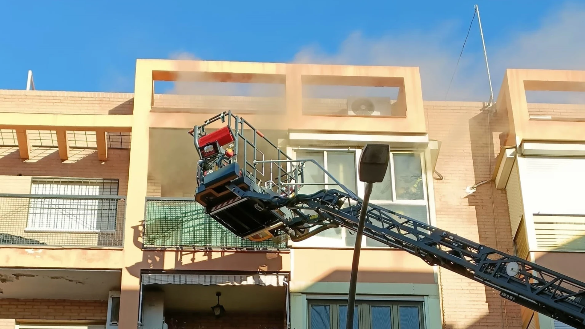 Bomberos trabajan en la extinción de un incendio en una vivienda de Alameda de Capuchinos, en Murcia