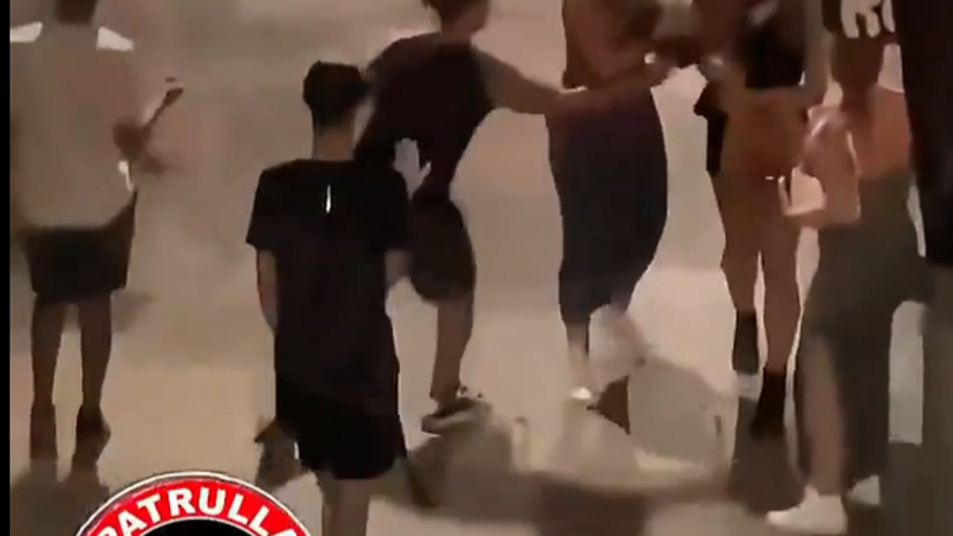 Vídeo: tres jóvenes roban violentamente a unas chicas en Ciutat Vella (Barcelona)