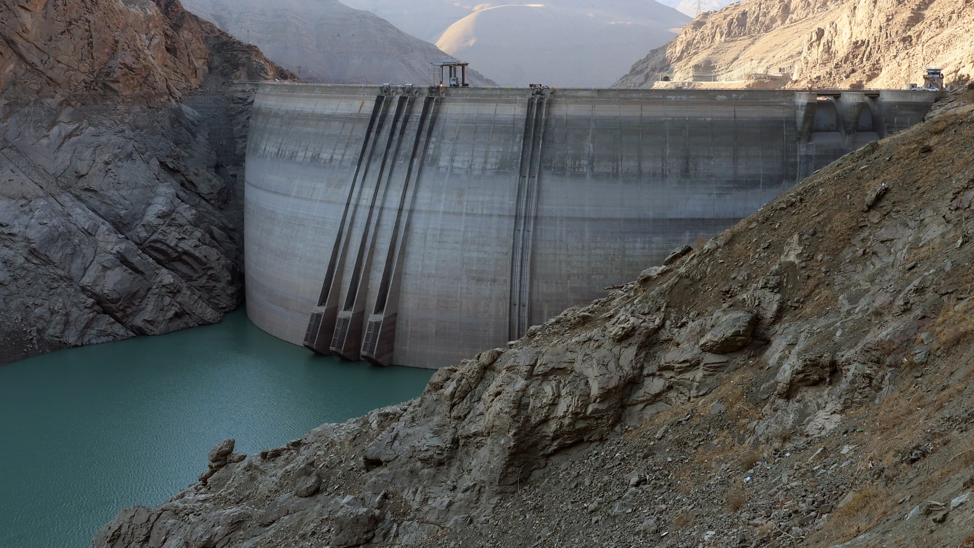 Karaj (Iran (Islamic Republic Of)), 10/11/2025.- The Amir-Kabir dam (Karaj dam) running at low capacity in the Karaj river in Alborz province, northern Iran, 10 November 2025. According to Iran Water Resource Management, less than 10 percent of the dam's capacity is full, while 67 percent of dams across Iran are empty, reflecting a severe drought crisis caused by low rain and snowfall. (sequía) EFE/EPA/ABEDIN TAHERKENAREH