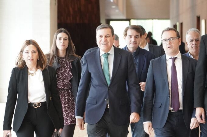 El consejero de Economía y Hacienda, Carlos Fernández Carriedo, comparece en las Cortes para informar sobre el proyecto de ley de Presupuestos Generales de la Comunidad para 2026, junto a parte de su departamento y el portavoz del PP, Ricardo Gavilanes