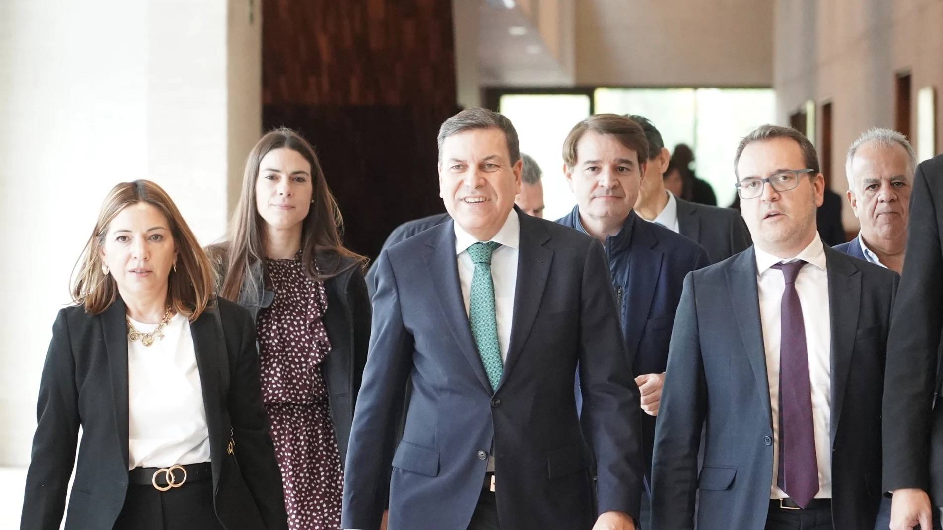 El consejero de Economía y Hacienda, Carlos Fernández Carriedo, comparece en las Cortes para informar sobre el proyecto de ley de Presupuestos Generales de la Comunidad para 2026, junto a parte de su departamento y el portavoz del PP, Ricardo Gavilanes