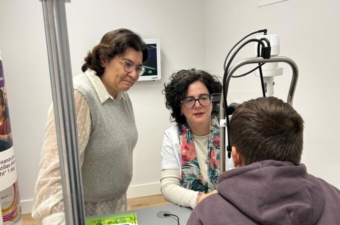 Teresa Jiménez Sánchez, madre de Iván, y Sonia Hernández Albistegui, delegada de COOCYL en Valladolid, durante una revisión del niño