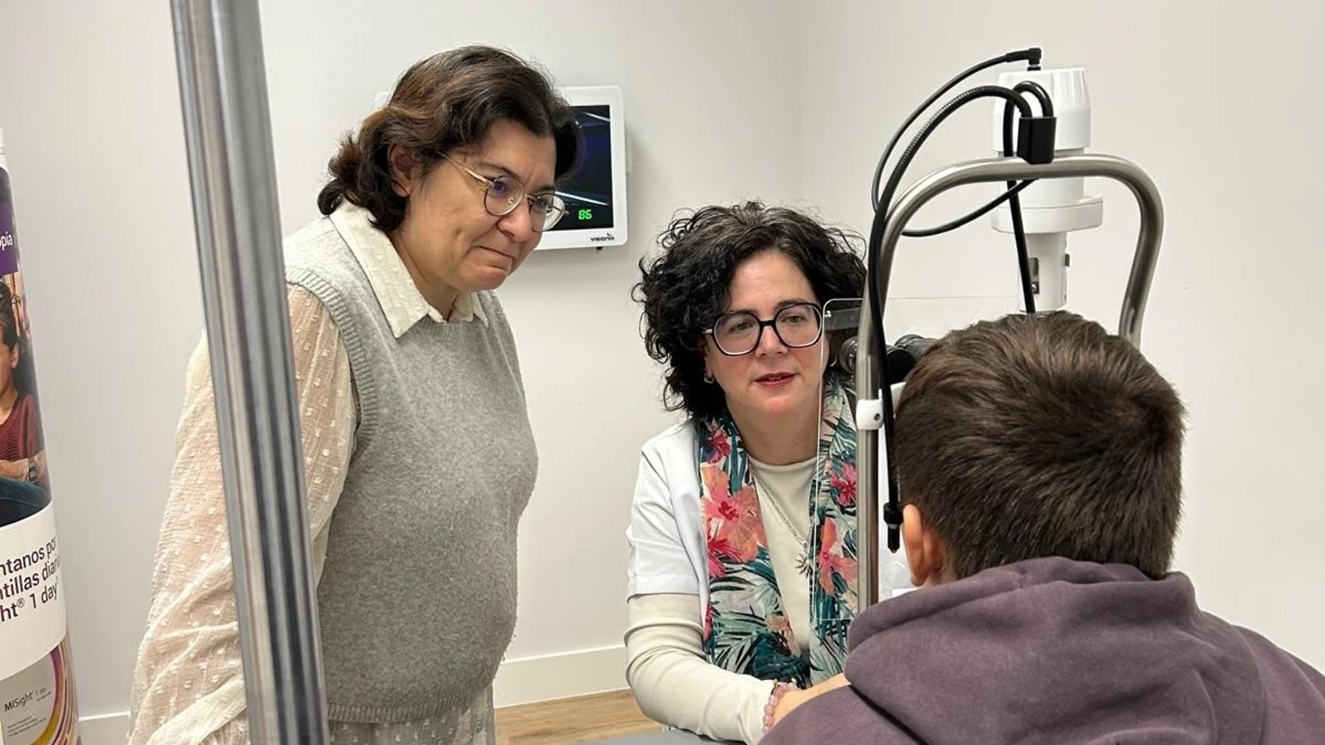 Teresa Jiménez Sánchez, madre de Iván, y Sonia Hernández Albistegui, delegada de COOCYL en Valladolid, durante una revisión del niño