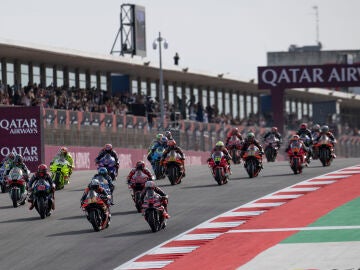 Start Race BEZECCHI Marco (ita), Aprilia Racing Team Gresini, Aprilia RS-GP 2025, portrait 37 ACOSTA Pedro (spa), Red Bull KTM Factory Racing, KTM RC16, action 63 BAGNAIA Francesco (ita), Ducati Lenovo Team, Ducati Desmosedici GP25, action 73 MARQUEZ Alex (spa), Gresini Racing MotoGP, Ducati Desmosedici GP24, action during the 2025 MotoGP Qatar Airways Grand Prix of Portugal on Aut&oacute;dromo Internacional do Algarve from November 07 to 09, in Portimao, Portugal - Photo Studio Milagro / DPPIAFP7...