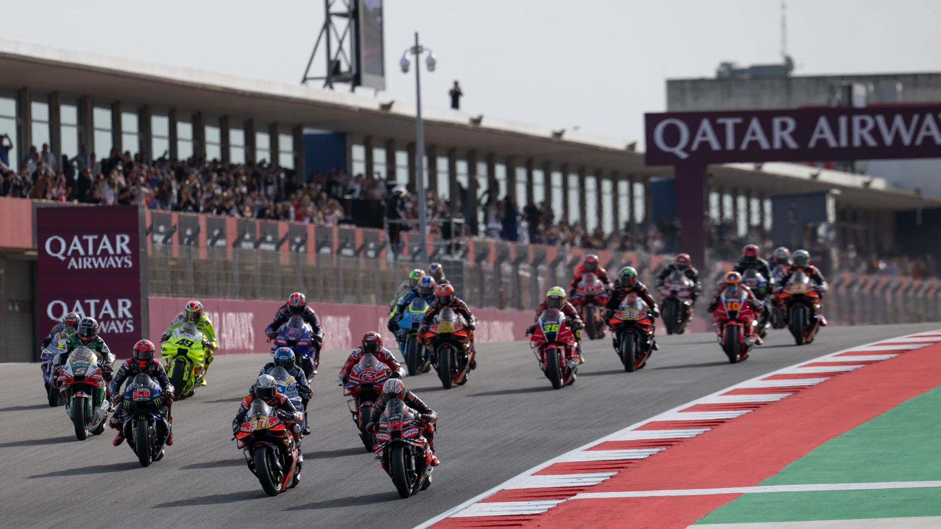 Start Race BEZECCHI Marco (ita), Aprilia Racing Team Gresini, Aprilia RS-GP 2025, portrait 37 ACOSTA Pedro (spa), Red Bull KTM Factory Racing, KTM RC16, action 63 BAGNAIA Francesco (ita), Ducati Lenovo Team, Ducati Desmosedici GP25, action 73 MARQUEZ Alex (spa), Gresini Racing MotoGP, Ducati Desmosedici GP24, action during the 2025 MotoGP Qatar Airways Grand Prix of Portugal on Autódromo Internacional do Algarve from November 07 to 09, in Portimao, Portugal - Photo Studio Milagro / DPPIAFP7...