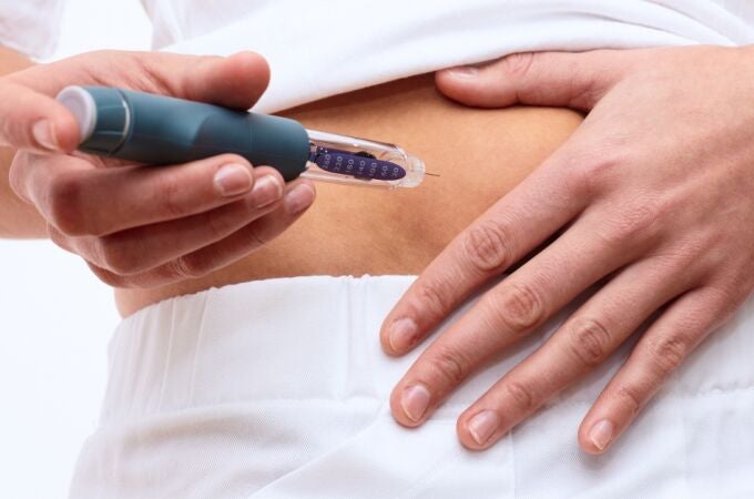 Una persona se aplica un fármaco tipo Ozempic, utilizado para tratar la diabetes y la obesidad