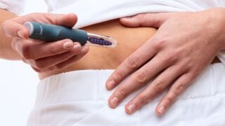 Persona administr&aacute;ndose una inyecci&oacute;n subcut&aacute;nea de un f&aacute;rmaco tipo Ozempic para el control del peso y la diabetes.