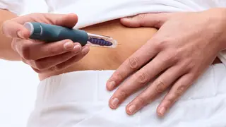 Una persona se aplica un fármaco tipo Ozempic, utilizado para tratar la diabetes y la obesidad Persona administrándose una inyección subcutánea de un fármaco tipo Ozempic para el control del peso y la diabetes.