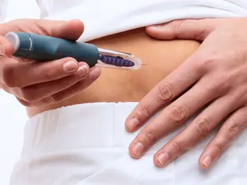 Una persona se aplica un fármaco tipo Ozempic, utilizado para tratar la diabetes y la obesidad Persona administrándose una inyección subcutánea de un fármaco tipo Ozempic para el control del peso y la diabetes.