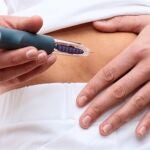Una persona se aplica un f&aacute;rmaco tipo Ozempic, utilizado para tratar la diabetes y la obesidad