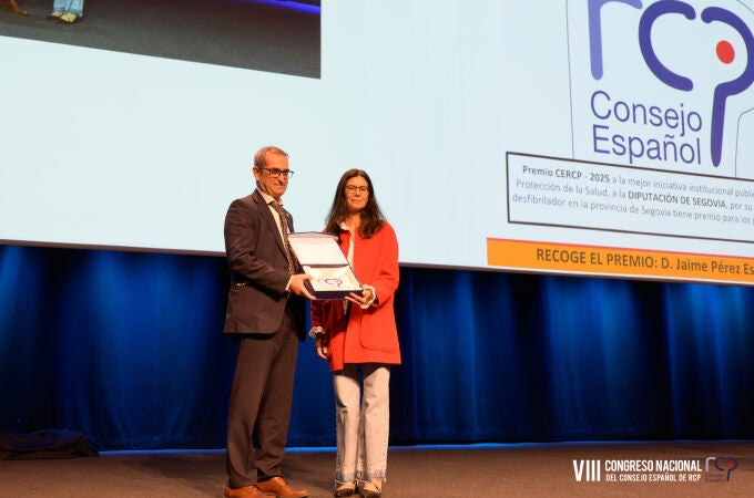 El diputado del Área de Recursos Humanos, Gobierno Interior y Administración General, Jaime Pérez, recibe el premio