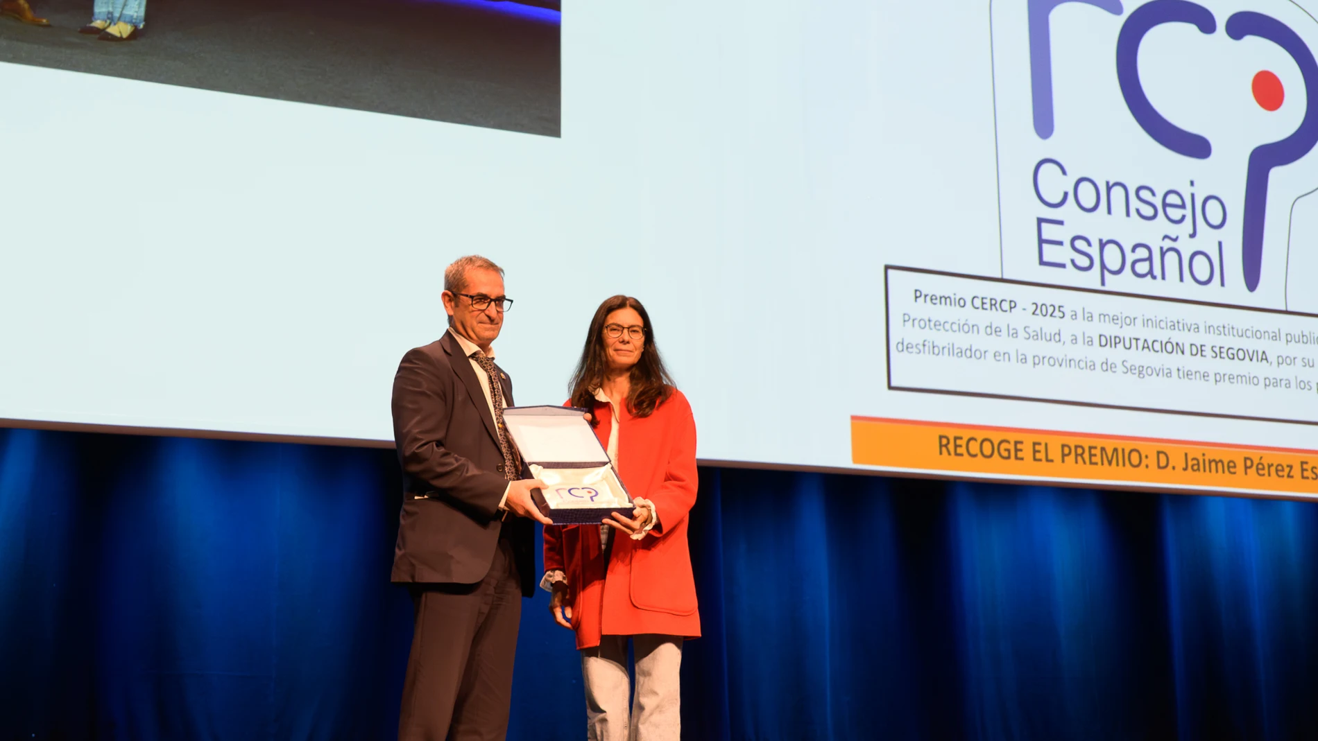 El diputado del Área de Recursos Humanos, Gobierno Interior y Administración General, Jaime Pérez, recibe el premio