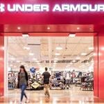 ¿Buscas una camiseta que no transparente ni se deforme? Esta de Under Armour está siendo la favorita de los hombres ¿Buscas una camiseta que no transparente ni se deforme? Esta de Under Armour está siendo la favorita de los hombres