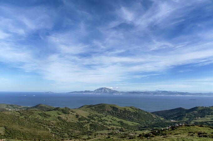 El Estrecho de Gibraltar separa en apenas catorce kilómetros los límites de España con Marruecos, así como es la frontera natural entre Europa y África