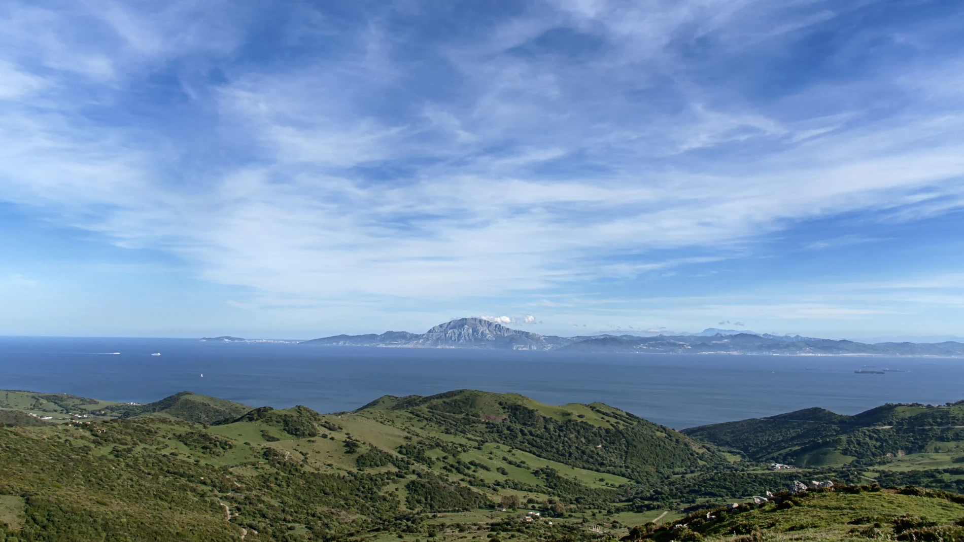 El Estrecho de Gibraltar separa en apenas catorce kilómetros los límites de España con Marruecos, así como es la frontera natural entre Europa y África