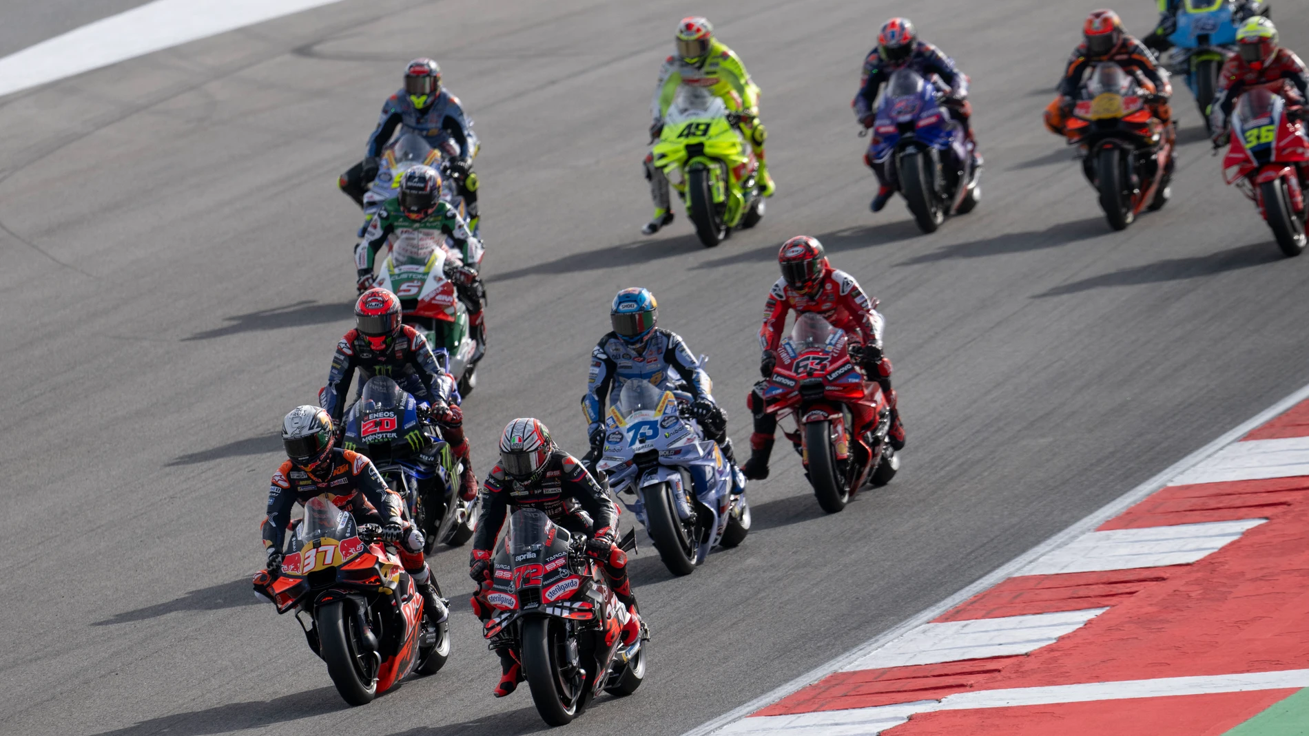 Start Race BEZECCHI Marco (ita), Aprilia Racing Team Gresini, Aprilia RS-GP 2025, portrait 37 ACOSTA Pedro (spa), Red Bull KTM Factory Racing, KTM RC16, action 63 BAGNAIA Francesco (ita), Ducati Lenovo Team, Ducati Desmosedici GP25, action 73 MARQUEZ Alex (spa), Gresini Racing MotoGP, Ducati Desmosedici GP24, action during the 2025 MotoGP Qatar Airways Grand Prix of Portugal on Autódromo Internacional do Algarve from November 07 to 09, in Portimao, Portugal - Photo Studio Milagro / DPPI AFP7...