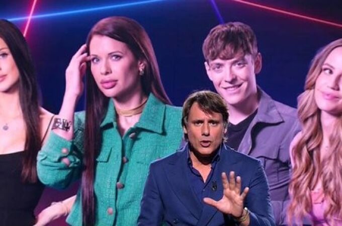 Ion Aramendi, con los cuatro primeros nominados de 'Gran Hermano 20' en la pantalla de detrás Ion Aramendi, con los cuatro primeros nominados de 'Gran Hermano 20' en la pantalla de detrás