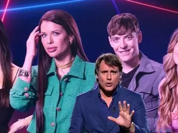 Ion Aramendi, con los cuatro primeros nominados de 'Gran Hermano 20' en la pantalla de detrás Ion Aramendi, con los cuatro primeros nominados de 'Gran Hermano 20' en la pantalla de detrás