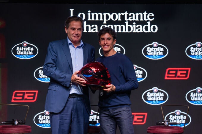 Marc Márquez junto a Ignacio de Rivera, CEO de Estrella Galicia