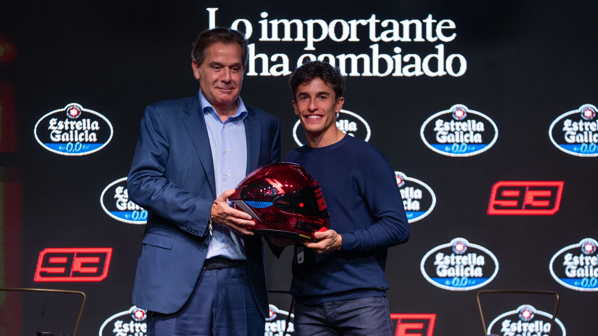 Marc Márquez junto a Ignacio de Rivera, CEO de Estrella Galicia