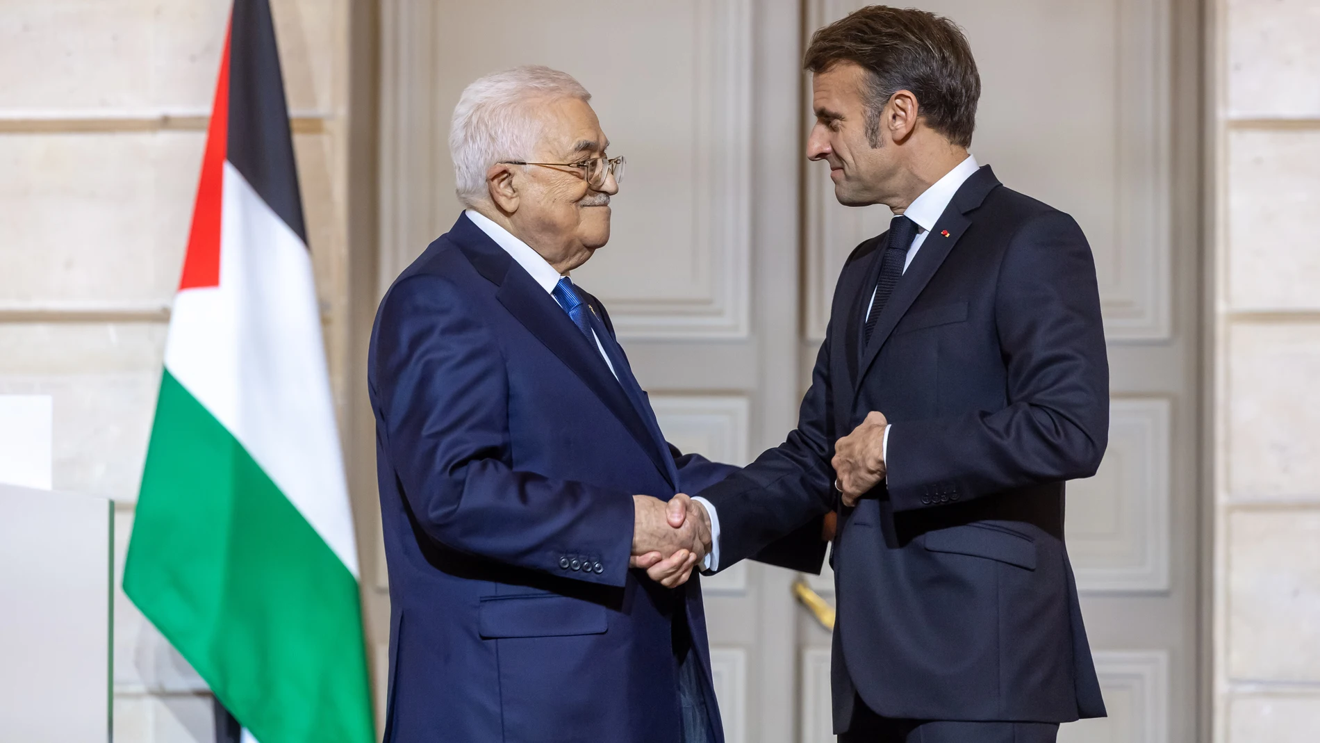 French President Emmanuel Macron, right, shakes hands with Palestinian President Mahmoud Abbas after a joint statement at the Elysee Palace in Paris, Tuesday Nov. 11 2025. (Christophe Petit Tesson, Pool via AP)