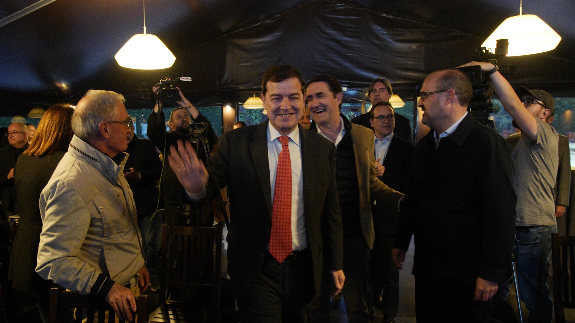 Mañueco llega al acto del PP en Ponferrada junto a Suárez-Quiñones y Marco Morala