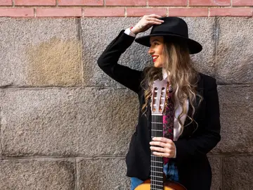 Luján encierra en su disco el eterno dilema del flamenco, la raíz y la innovación Mercedes Luján, guitarrista flamenca.