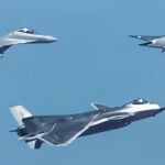China muestra por primera vez una formación de aeronaves de combate colaborativas en vuelo (Vídeo).