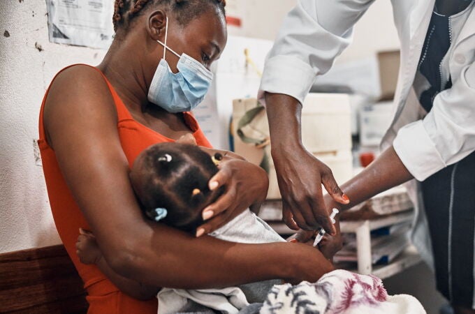 Una bebé recibe una pauta de vacunación frente a la neumonía