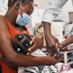 Una bebé recibe una pauta de vacunación frente a la neumonía