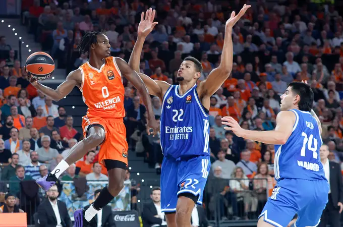 La defensa del Madrid no descifra el ataque del Valencia La defensa del Madrid no descifra el ataque del Valencia