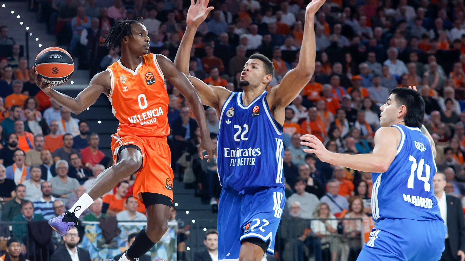 Montero busca a un compañeros en presencia de Tavares y Deck