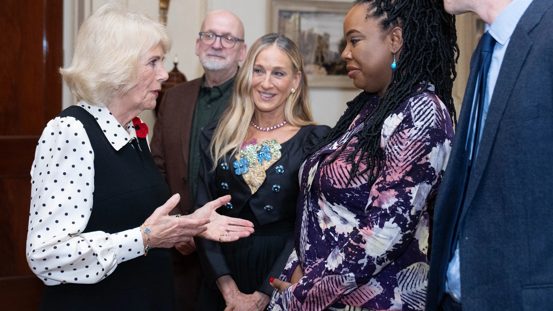 Britain's Queen Camilla talks to judges of this year's Booker Prize competition including Sarah Jessica Parker, center, during a reception for shortlisted authors, judges and supporters, celebrating the Booker Prize 2025 and the newly announced Children's Booker Prize, at Clarence House in London, Tuesday Nov. 11, 2025. (Stefan Rousseau, Pool Photo via AP)