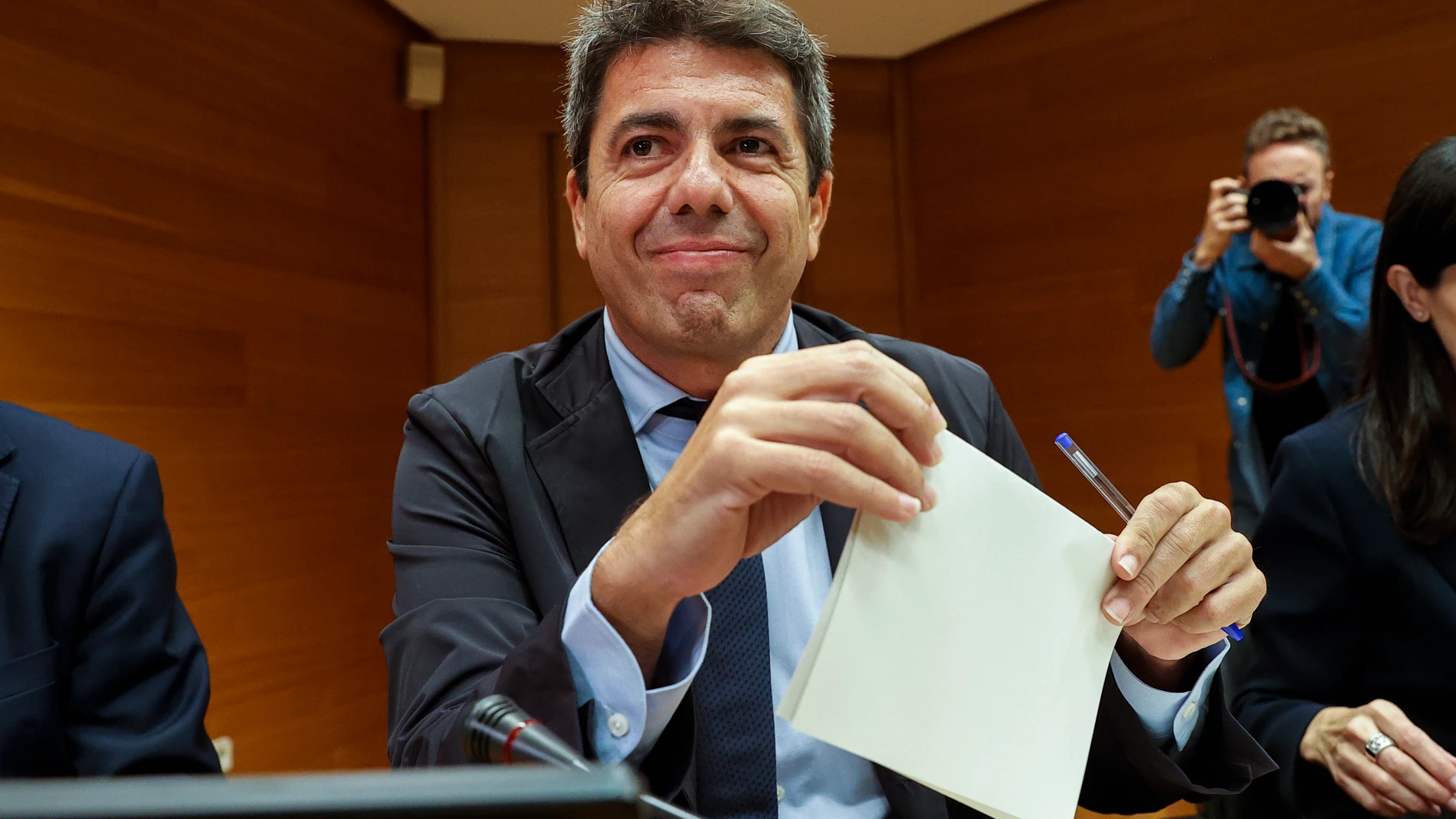 FOTODELDÍA GRAFCVA305. VALENCIA, 11/11/2025.- El president de la Generalitat en funciones, Carlos Mazón, durante su comparecencia en la comisión de investigación de Les Corts Valencianes sobre la dana, su primera aparición pública tras su dimisión el pasado 3 de noviembre. EFE/Manuel Bruque
