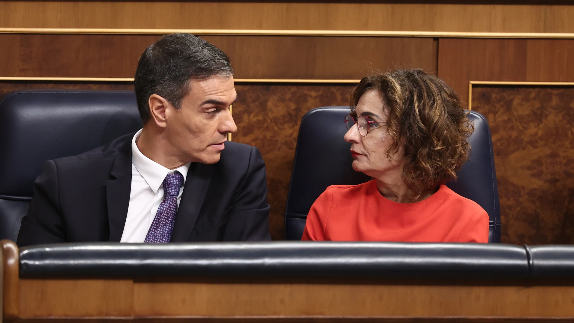 El presidente del Gobierno, Pedro Sánchez, y la vicepresidenta primera y ministra de Hacienda, María Jesús Montero, durante una sesión de control al Gobierno, en el Congreso de los Diputados, a 12 de noviembre de 2025, en Madrid (España). Sánchez ha acudido al Congreso para informar sobre los resultados de las últimas cumbres internacionales, la reunión del último Consejo Europeo y la situación de los servicios públicos en España, entre otros asuntos. La sesión se ha visto marcada por la falt...