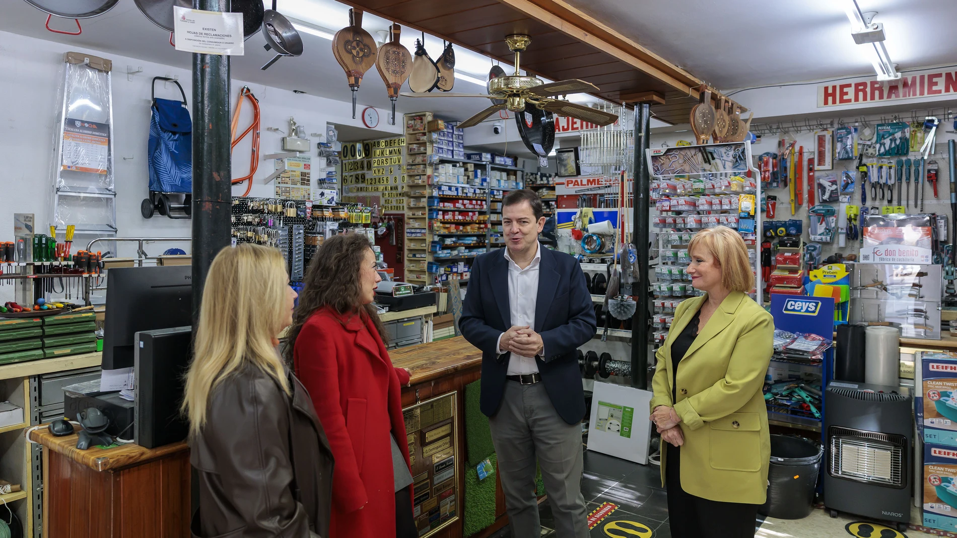Fernández Mañueco visita en Zamora una ferretería